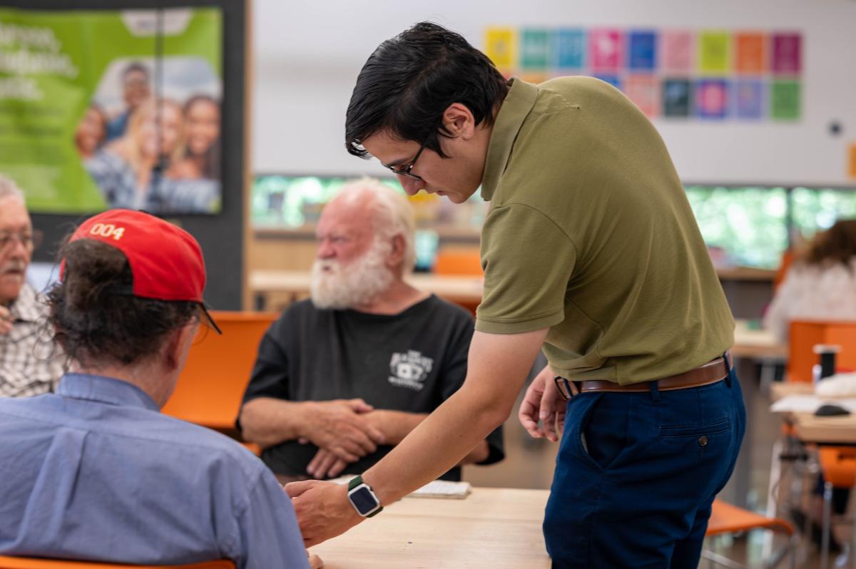 staff member helping patron with a tech question